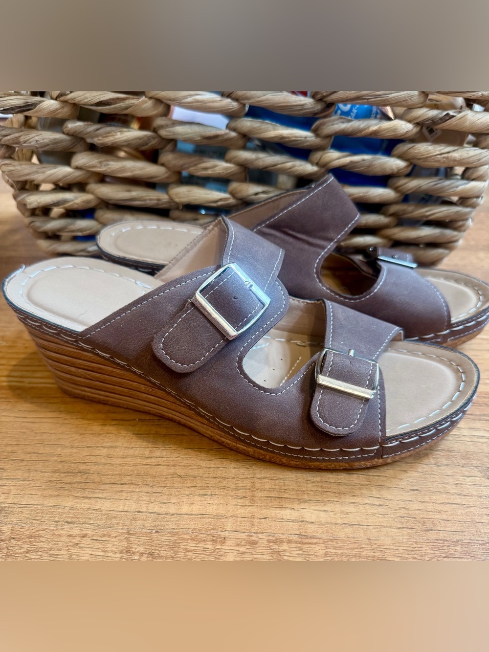 Women’s 9 very comfortable brown suede 2 1/2” lightweight slide wedge sandals